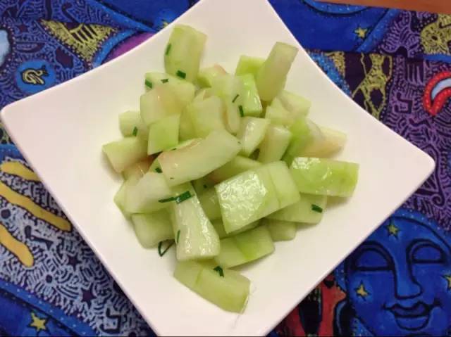 西瓜皮是夏天最好的解暑药，只是你还不会吃！