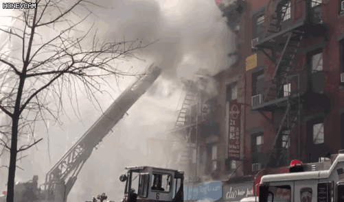 突发！纽约唐人街曼哈顿华埠四层楼大火狂烧 两名华裔受伤 情况危急