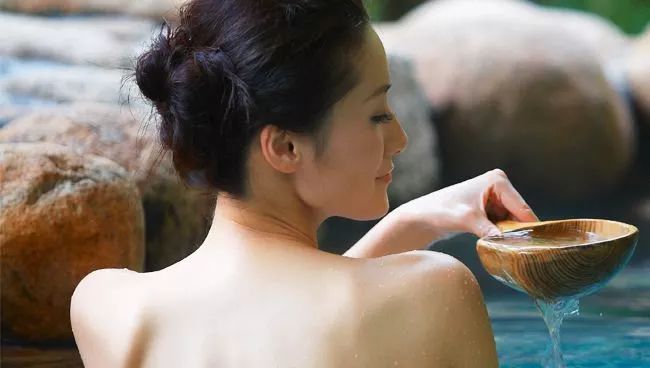中国游客在..泡温泉被看不起，中国网友称：“你来我们中国的澡堂子试试？”