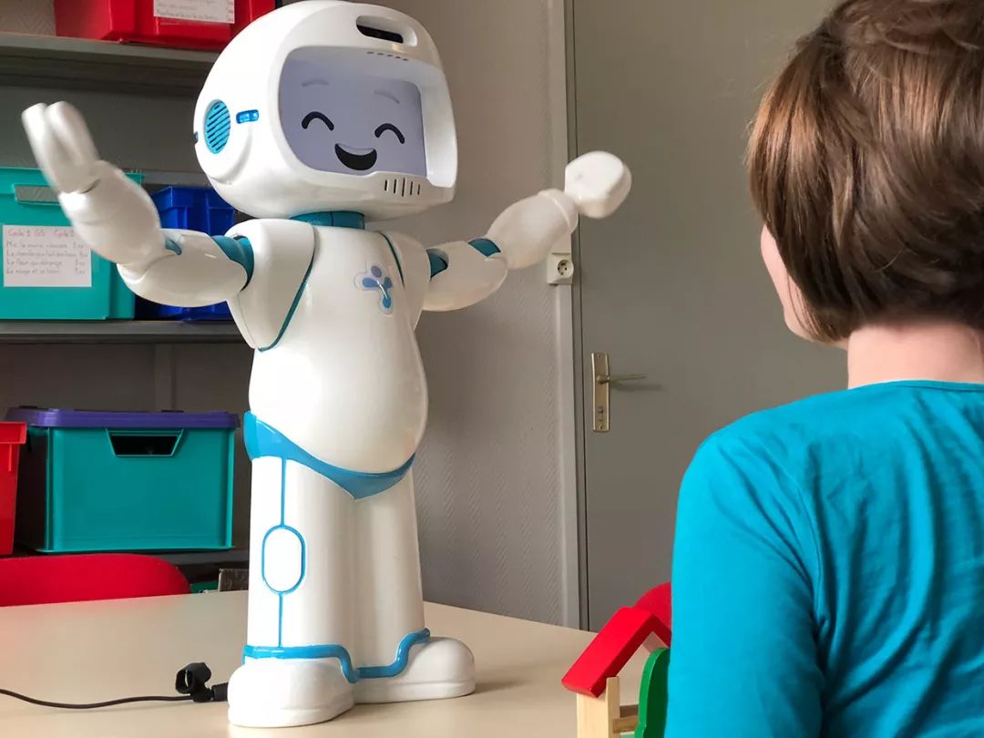 治疗机器人帮助自闭症儿童学习社交技能