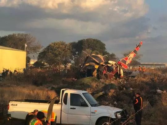 惊魂60秒！南非一架飞机坠毁！19名乘客奇迹生还，飞行员重伤