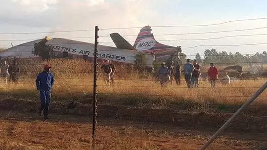 惊魂60秒！南非一架飞机坠毁！19名乘客奇迹生还，飞行员重伤