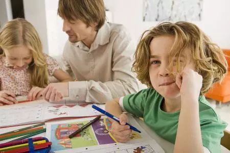 陪孩子学习千万别动手，以下四点培养学习好习惯。家长收藏！