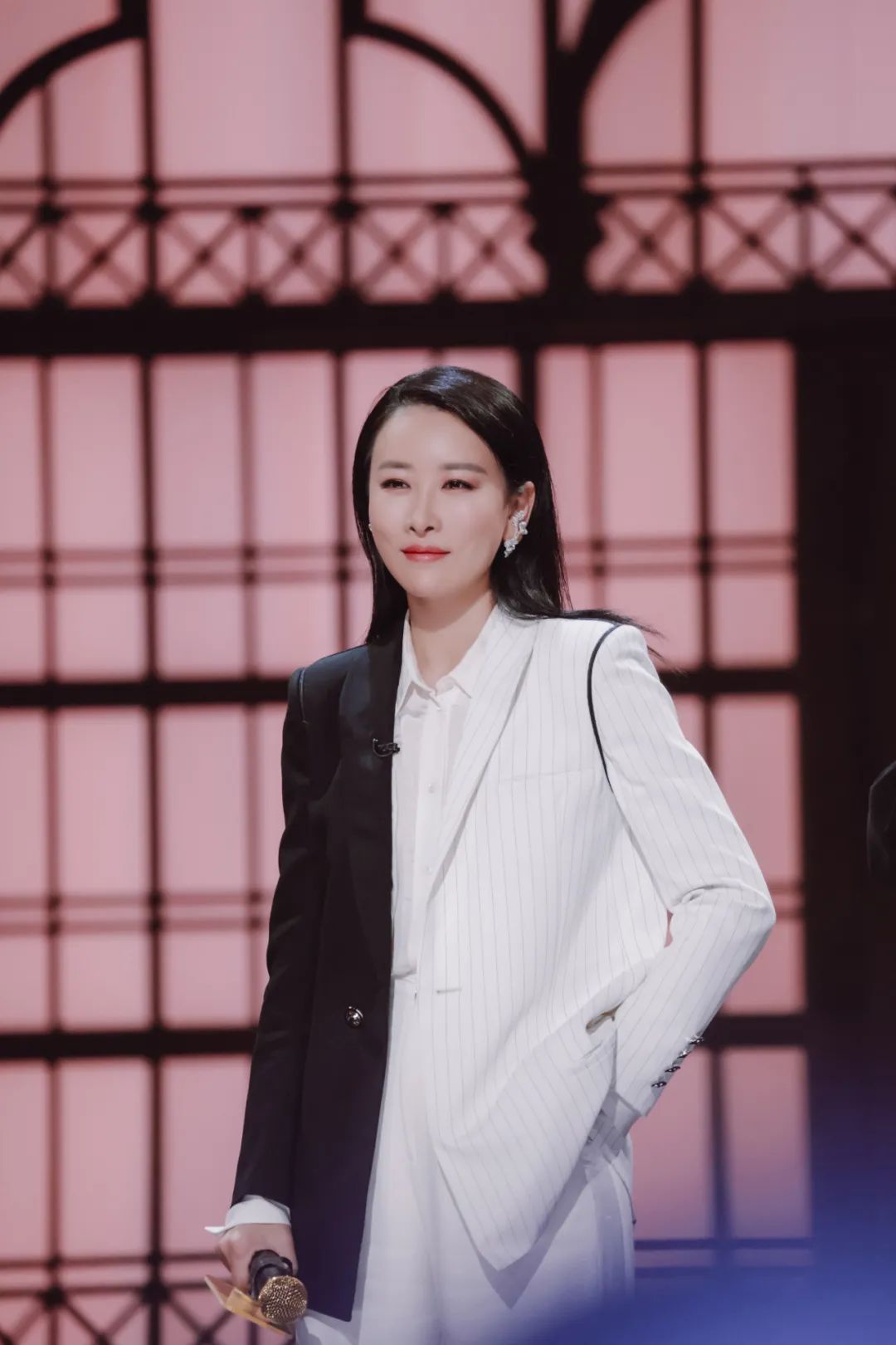 她在《听姐说》里的样子，是女演员的第三种姿态
