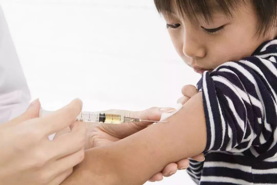 在..，孩子是怎么注射疫苗？