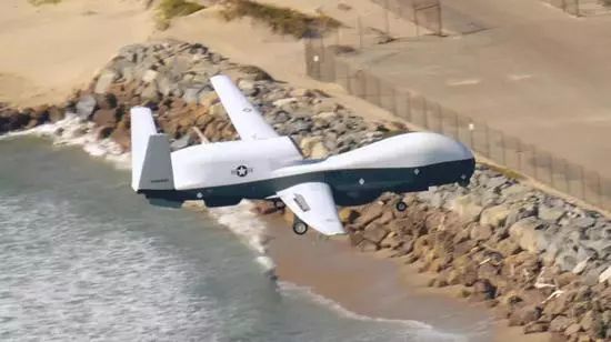 美国海军版全球鹰无人机试飞出事故 用机腹着陆