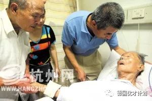 今天，一位扫楼道的中国老人悄然离世，然而他的背景实在太吓人！他才代表了真正的国家精神！