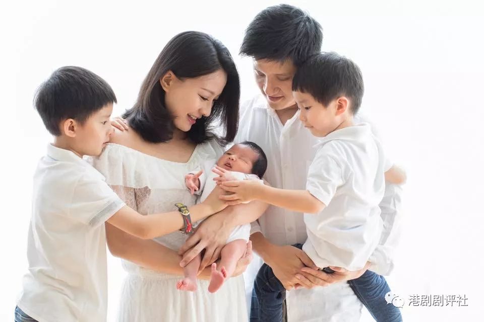 她当年因一句话被TVB封杀！今日公布第三胎女儿名字，晒一家五口幸福照