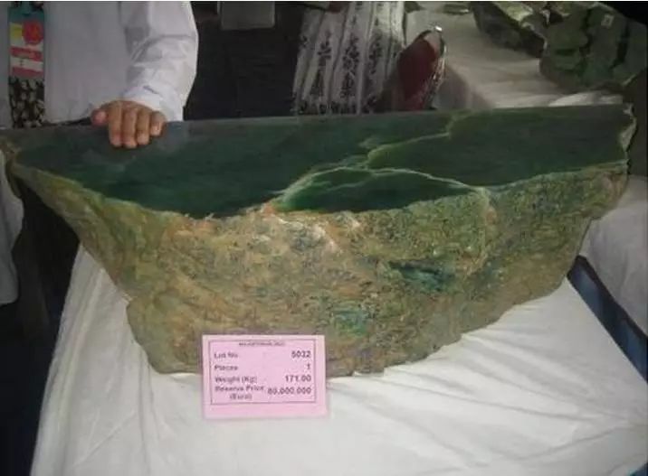 极品屡被放鸽子！重30吨能出几百个帝王绿手镯的极品原石，为何没人买？