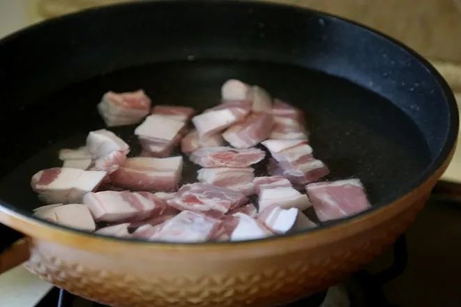 红烧肉是每家每户都会做的菜，但是这样的红烧肉你见过吗？