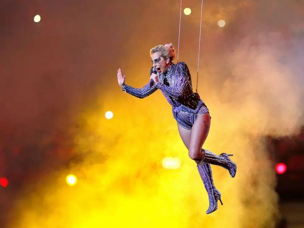 Lady Gaga燃爆美国春晚！从屋顶一跃而下，500无人机伴舞，还把麦扔了