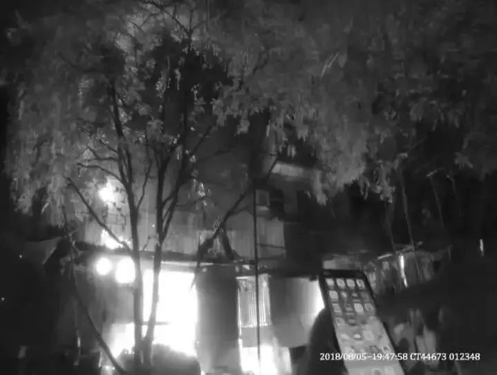 整层玻璃震碎！杭城小区发生爆燃，一个男人3次冲进火场！现场视频让人心疼