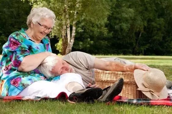 80岁老奶奶手机屏保看哭无数人：在出轨横行的年代，怀念老一辈的爱情！