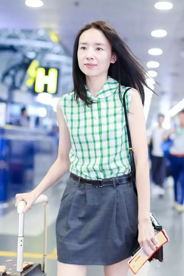 董洁“小清新”打扮现身机场，网友：扮嫩太明显反而显得尴尬！
