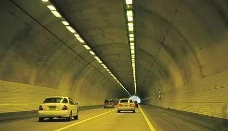 为什么进出隧道，老手都会习惯地点一下刹车？这动作关键时能保命