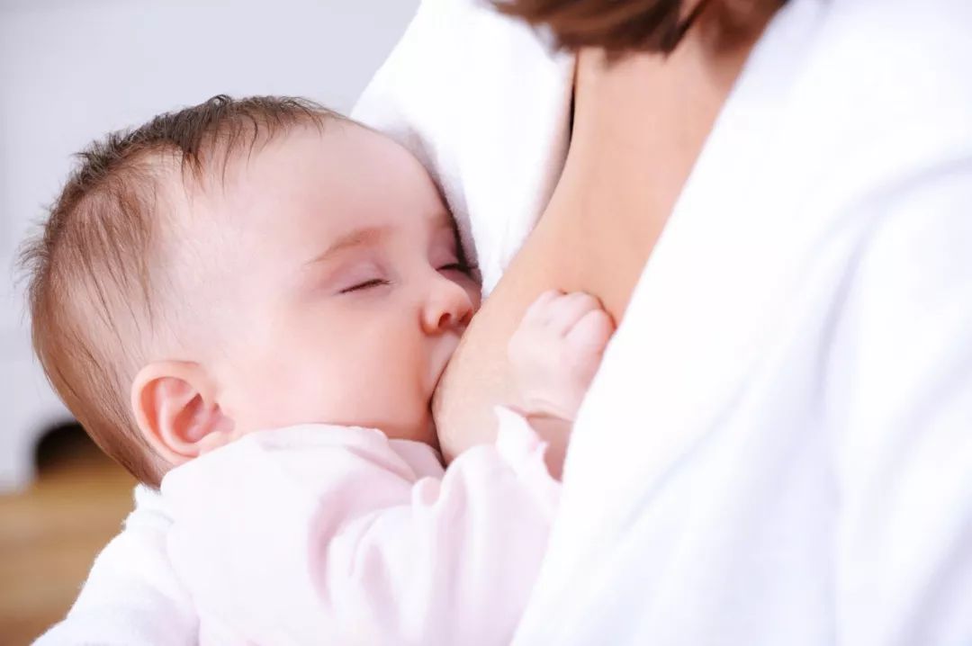 宝宝吃几口就睡着，要怎么叫醒继续喂呢？