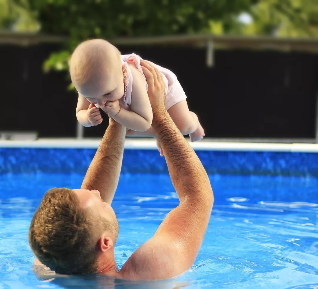 宝宝出生可以游泳？别扯了，不到这个年龄，妈妈不要轻易让他下水
