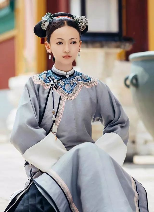 魏璎珞被戏称为杠精，这位剧中“清汤挂面”式的吴谨言生活中居然是个减龄十岁的穿搭达人！