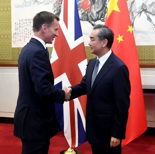 当着王毅的面，英外交大臣把中国妻子说成“..人”，英媒：太尴尬丨外媒说
