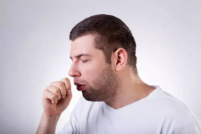 据说睡前忘记做这件事的人，容易患上“慢性咽炎”