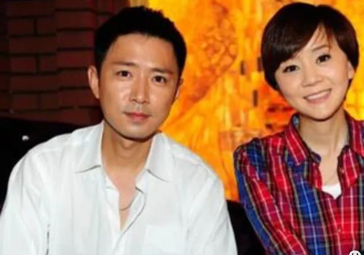 妻子拍戏坠马致瘫痪，他放弃大好事业不离弃，今妻子爆火他却无名
