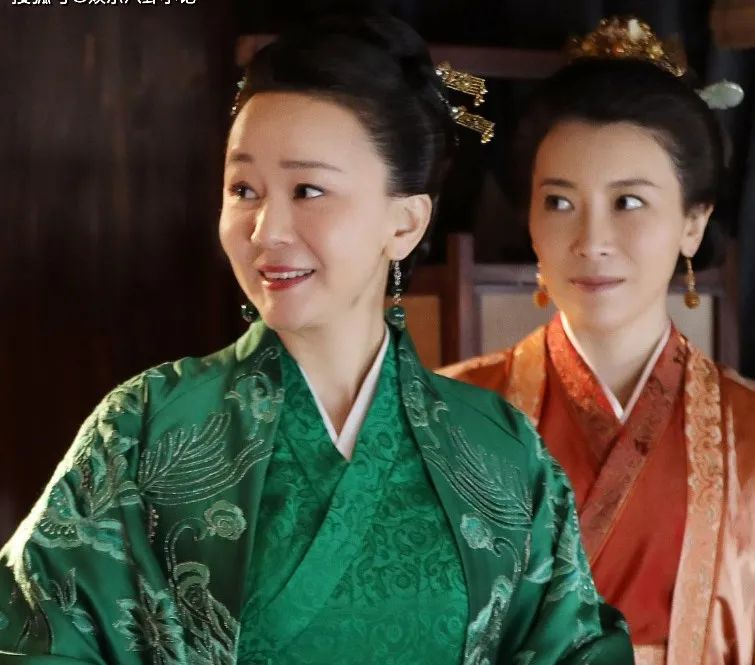 妻子拍戏坠马致瘫痪，他放弃大好事业不离弃，今妻子爆火他却无名
