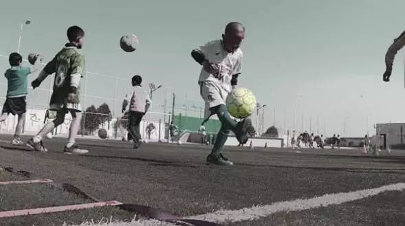 摆脱贫穷or实现梦想，BBC记录甘肃山区儿童足球之路