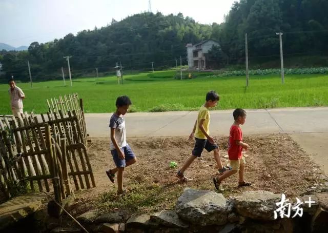 每年暑假，数以十万计的儿童来到广东，都只为了做这一件事 | “家”，是个难以企及的梦吗？
