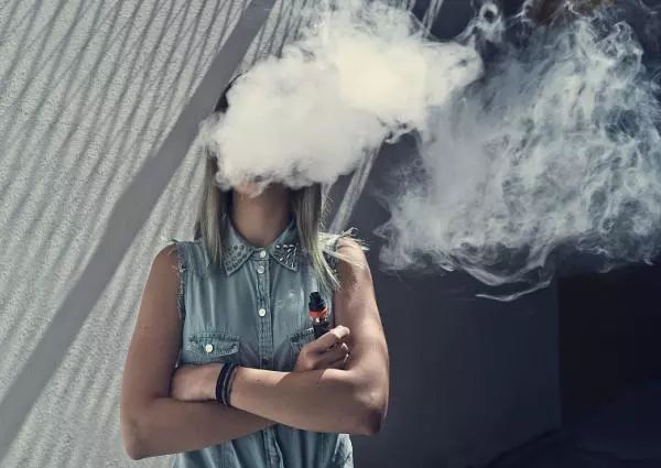 女子地铁内吸电子烟引热议，电子烟能用来戒烟吗？
