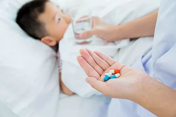 药监局停用两款感冒药，哪些常见感冒药不能给孩子用？