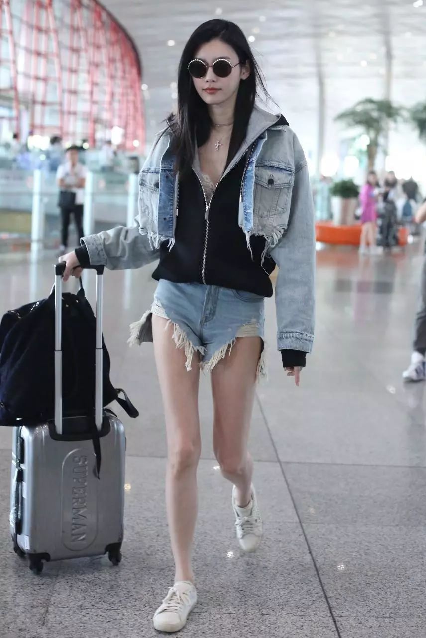 奚梦瑶机场又作妖，穿的短裤都到大腿根了，裤口袋都露了一大截！