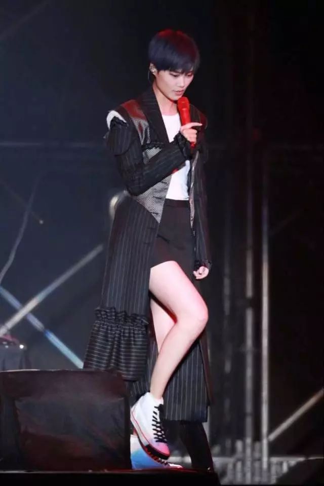 李宇春不穿短裤，真不知道她腿这么好看，可惜衣服太像“厂服”了