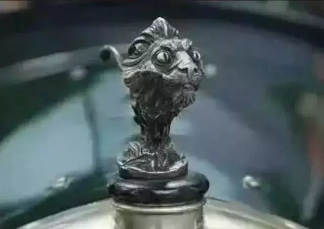 这抠脚大汉、这蠢萌的狮子到底是哪个厂家的车标？！
