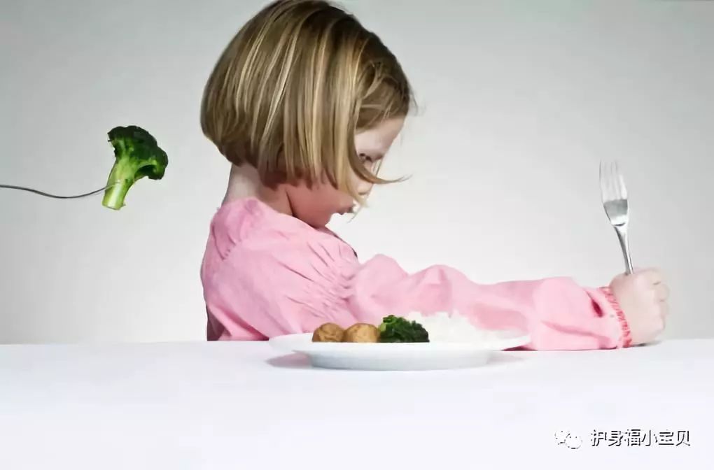 宝宝厌食的原因是什么？护身福专家教你学习简单的小儿推拿帮助宝宝治疗厌食等问题！