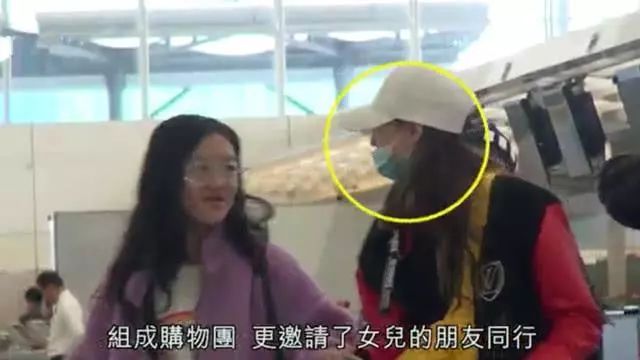 王菲带女儿去美国手术后去香港购物，李嫣嘴上疤痕消失了！