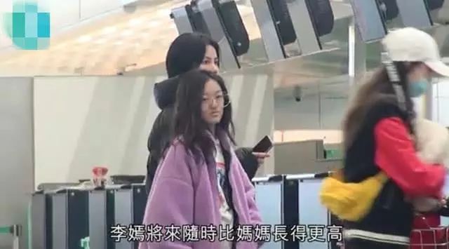 王菲带女儿去美国手术后去香港购物，李嫣嘴上疤痕消失了！