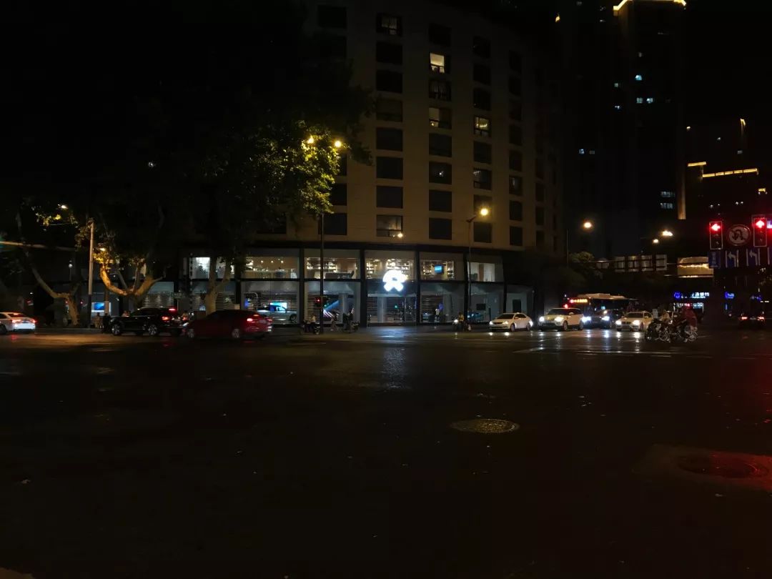 新能源 | 夜访南京蔚来中心，体验不是传统4S店能比的！