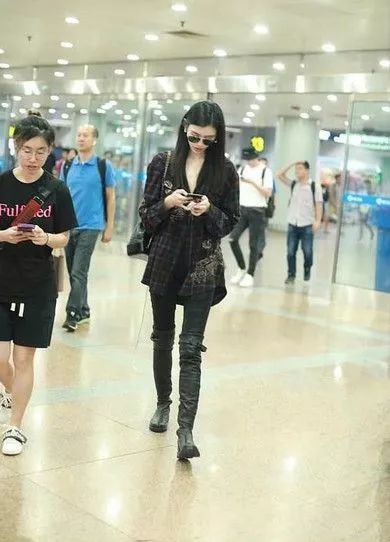 奚梦瑶机场穿小码靴，网友：腿都挤变形了！
