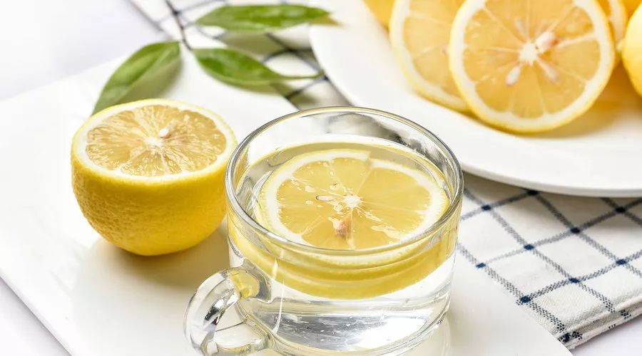早上喝蜂蜜水比盐水好? 营养师：别争了，柠檬水才是最棒滴!