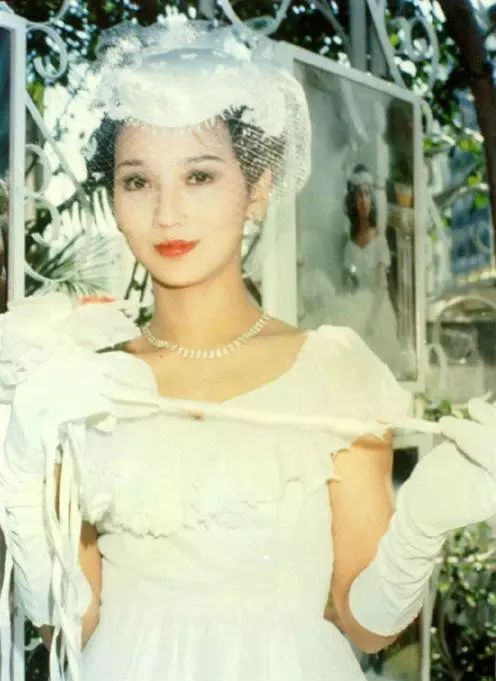 赵雅芝和她的闺蜜之间，绝不是差了20年的保养！