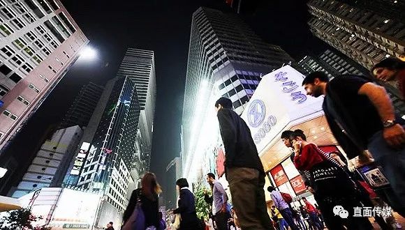 香港楼市大地震：房价暴跌，业主恐慌，开发商纷纷逃离！