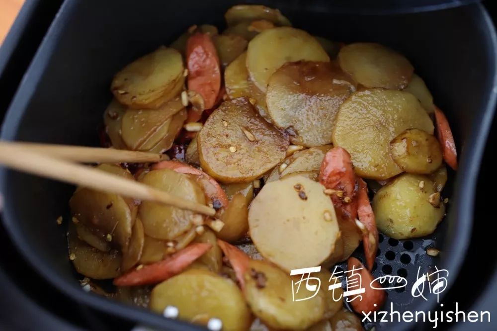 这盘很下饭的干锅土豆片不用炒，只需要将材料拌匀送进烤箱