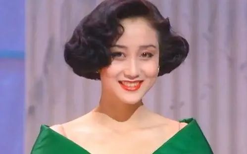 李连杰大女儿晒照庆生，两姐妹浓妆性感欧美范，基因强大极像妈妈利智?