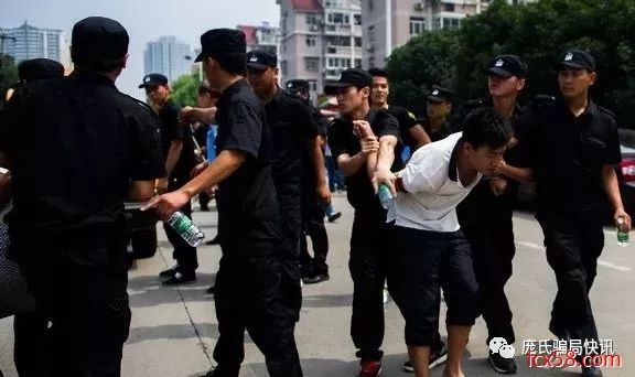 【胆大包天】陕西..人员暴力围攻执法人员！多名..人员获刑