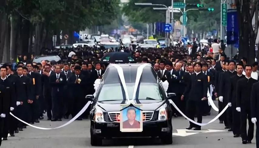 世界第一黑老大去世，90000马仔送行，追悼会出动200000警察维持次序