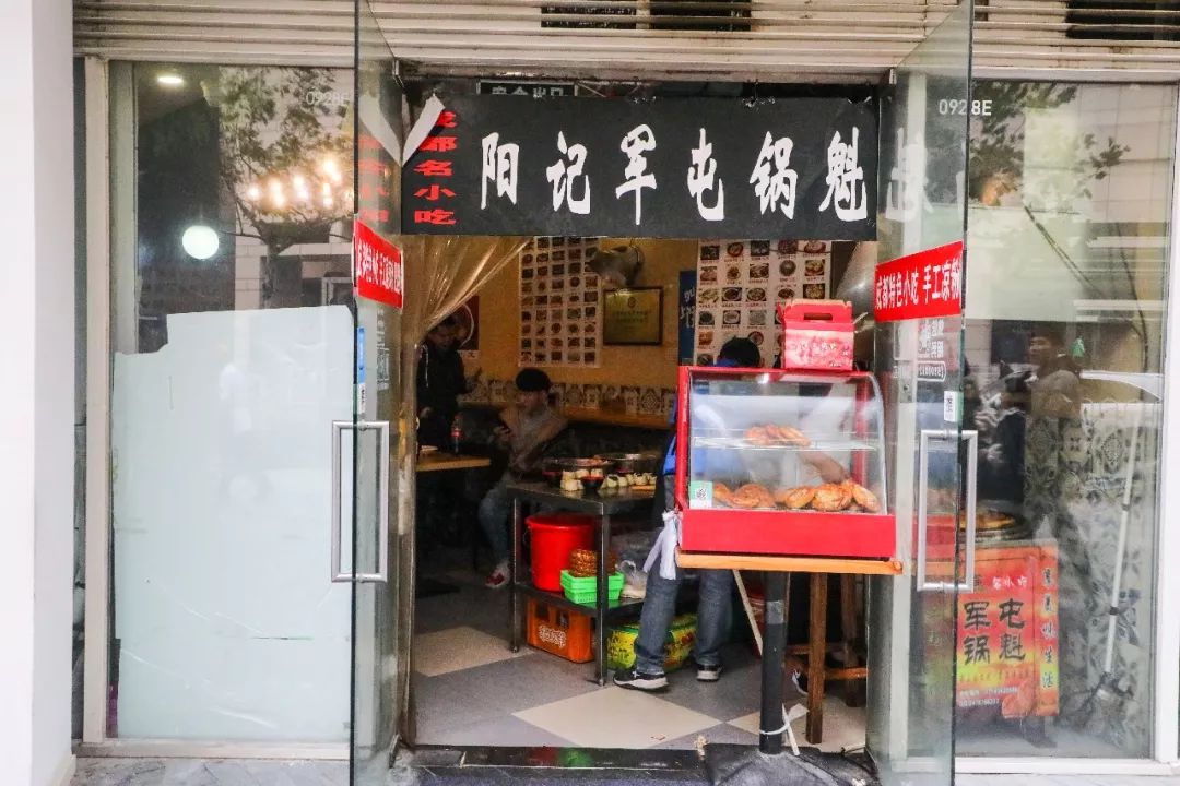 成都“挨打”小吃终于卖到了北京！10㎡的小店也能做出米其林一星！