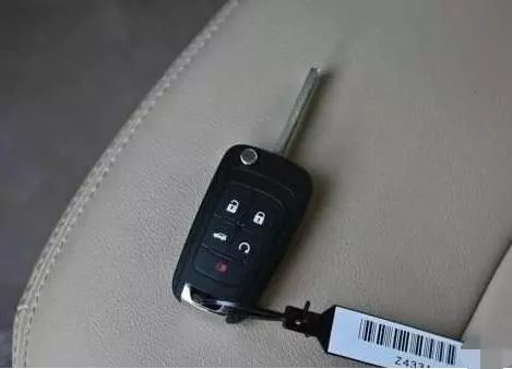 汽车销售人员：新车钥匙上的小卡片千万别丢，能帮车主省上万元！