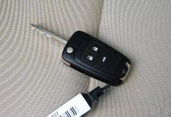 汽车销售人员：新车钥匙上的小卡片千万别丢，能帮车主省上万元！