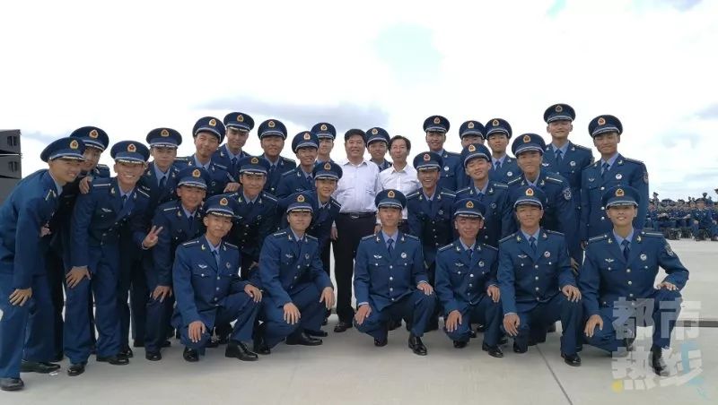 独家揭秘！陕西90位帅小伙考入空军航空大学 入学典礼竟在天上……