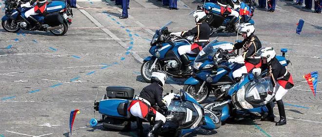 法国国庆阅兵：..新加坡受邀、摩托车手在总统面前翻车